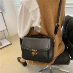 Vintage women leather messenger bag - Image 2