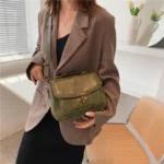 Vintage women leather messenger bag - Image 9