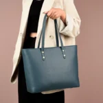 Large capacity vegan leather elegant tote bag - Image 15