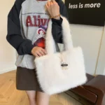 Soft faux fur shoulder tote bag - Image 7