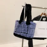 Splicing design fur decor shoulder tote bag - Image 15