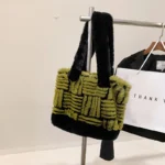 Splicing design fur decor shoulder tote bag - Image 17